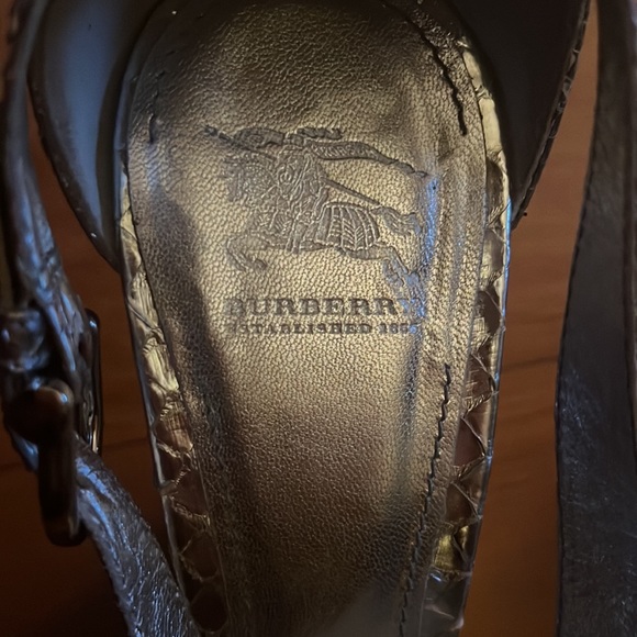Silver Burberry size 8.5 snake skin print wedge heels - Picture 2 of 8